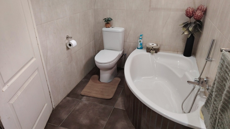 3 Bedroom Property for Sale in Roosheuwel North West